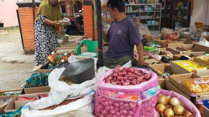 Di Pasar Candi Kelurahan Sungai Malang Kecamatan Amuntai Tengah mengatakan harga minyak kita berangsur angsur naik sejak harganya Rp 15.000 perliter lalu naik menjadi Rp 16.000 perliter dan saat ini menjadi Rp 17.000 perliter.