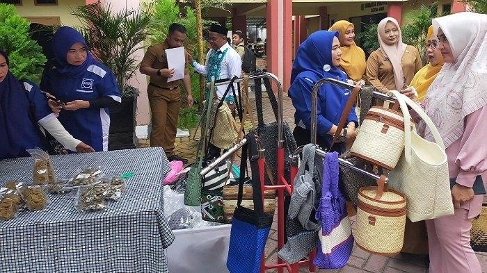 Stand produk UMKM HSU dalam rangkaian peringatan Hari UMKM Nasional, Senin (19/8/2024).